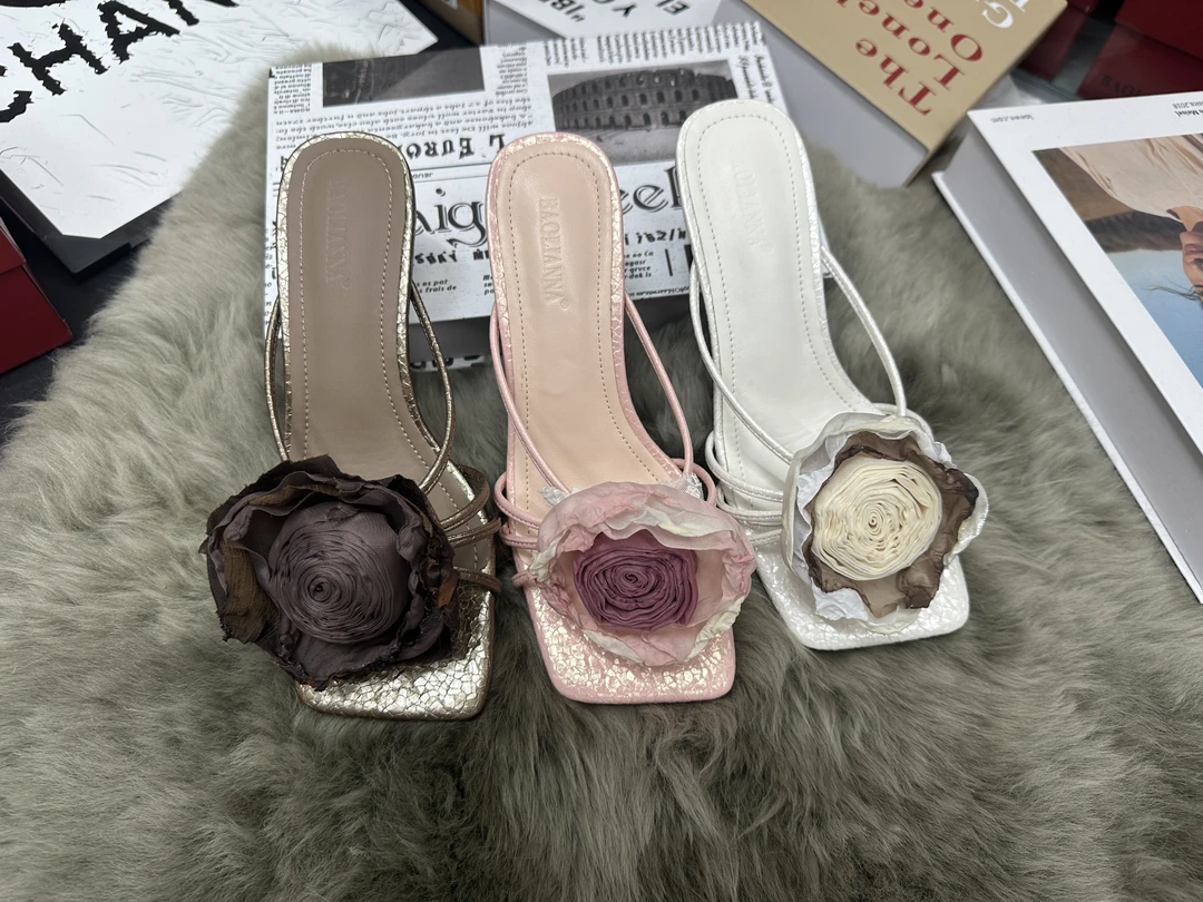2025夏季新款方头法式干枯玫瑰花朵露趾高跟凉鞋一字露趾细跟凉拖