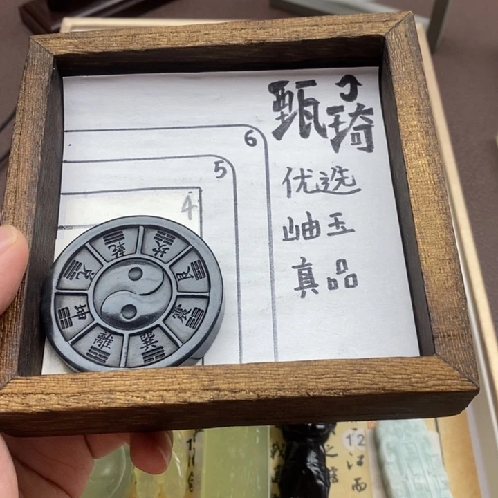 未镶嵌蛇纹石玉颈饰保**笑