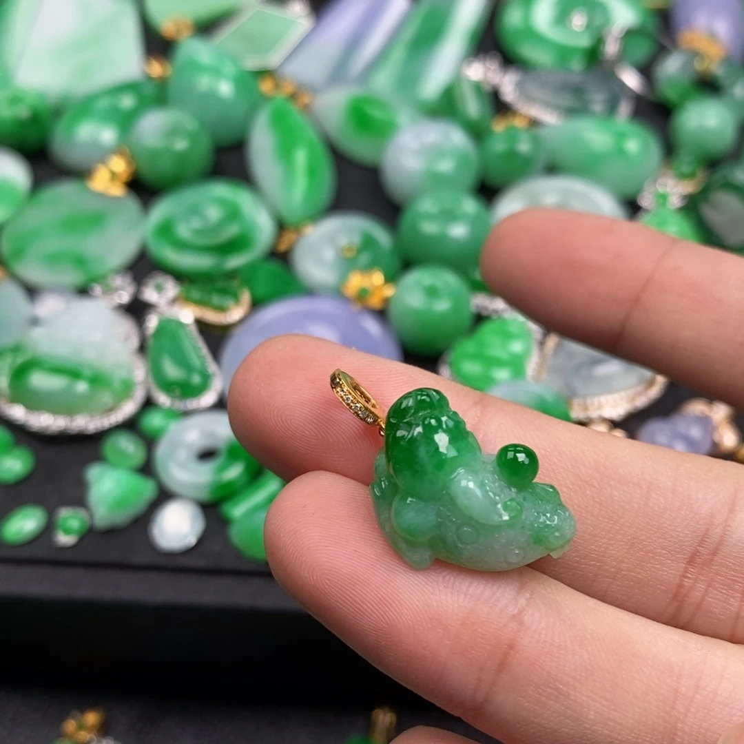 米***多翡翠18K金镶嵌颈饰翡翠