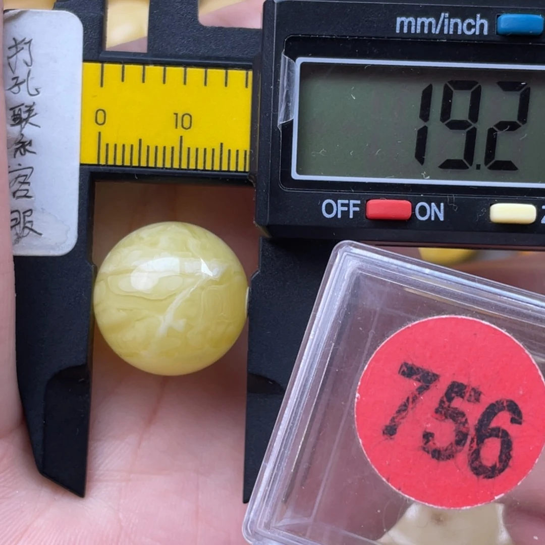 未镶嵌琥珀珠宝奇石R****.微瑕，未打孔