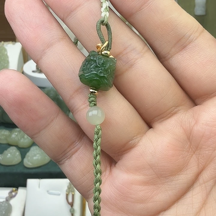 和田玉未镶嵌颈饰醒狮手绳