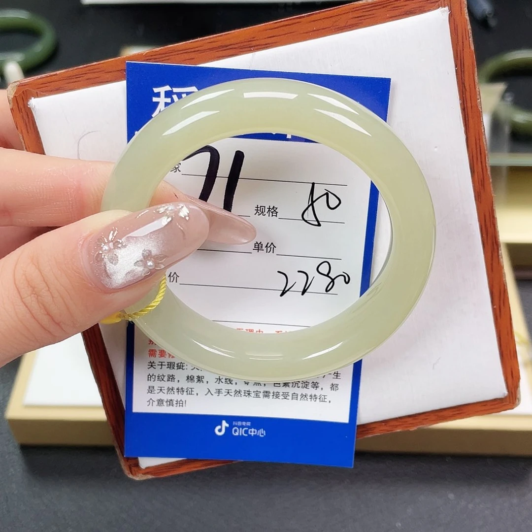 和田玉手镯未镶嵌