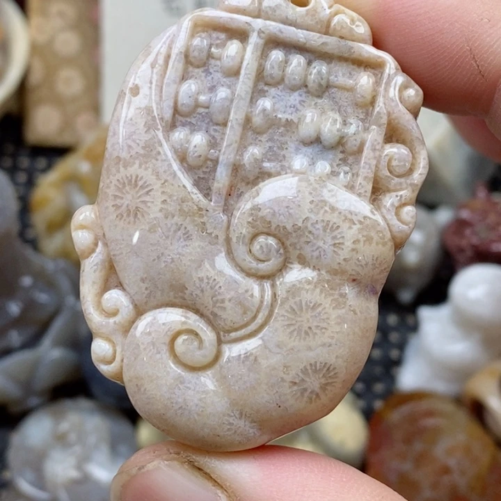 颈饰未镶嵌硅化珊瑚（珊瑚玉）有瑕