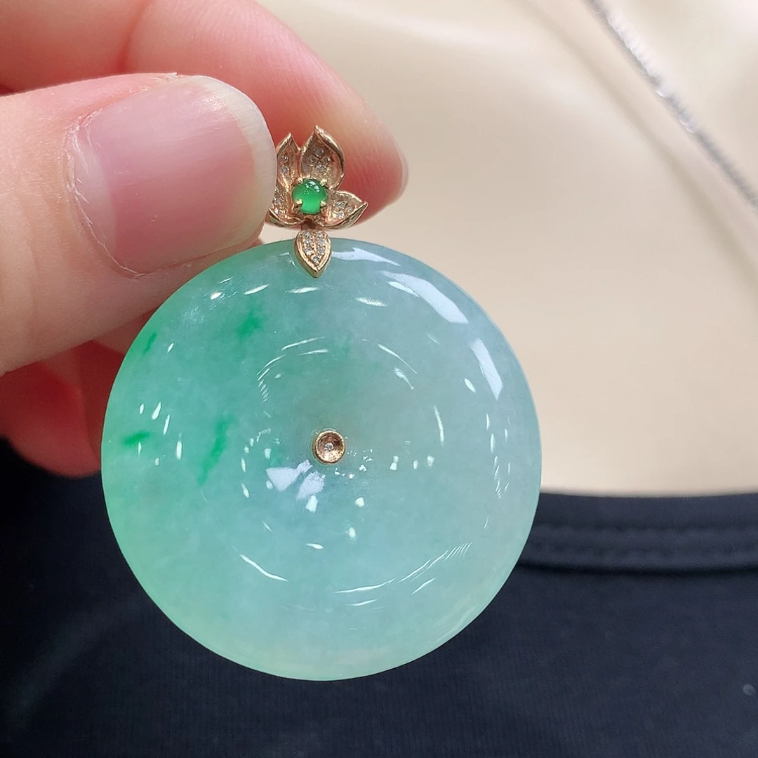 翡翠18K金镶嵌颈饰平安扣