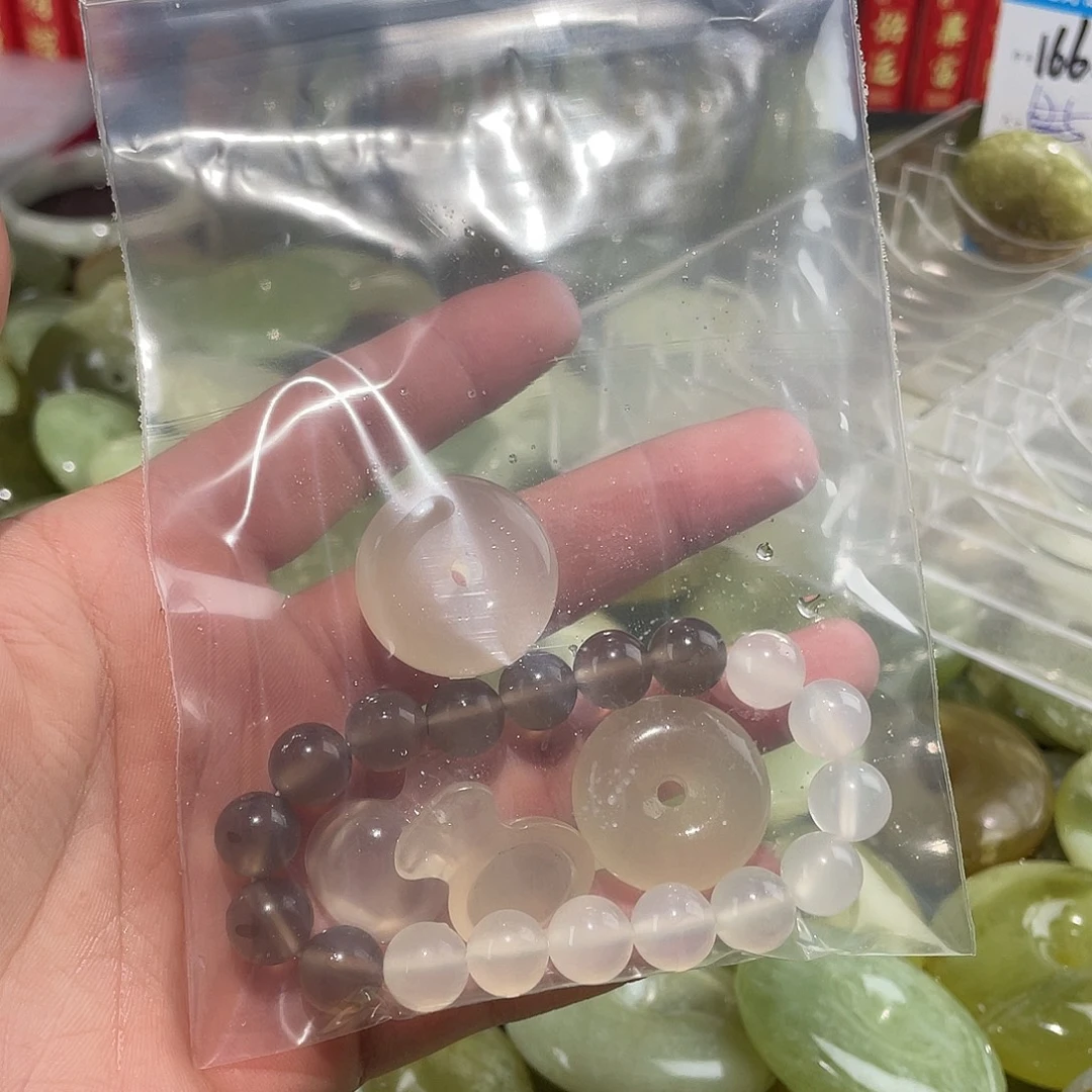 小***。未镶嵌蛇纹石玉颈饰