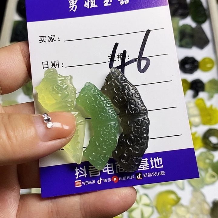 匆****未镶嵌蛇纹石玉颈饰