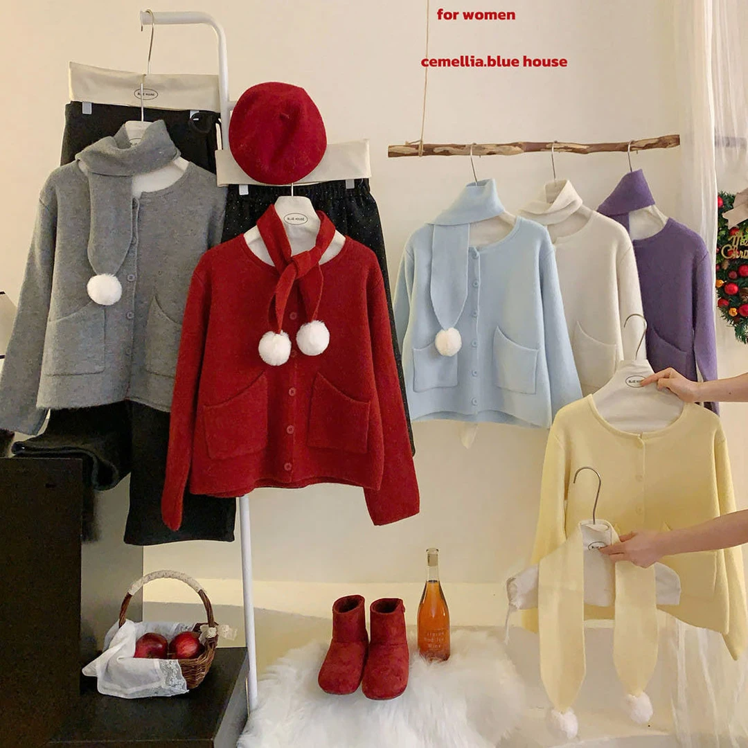 圣诞红穿搭配毛球围巾毛衣外套女冬季洋气圆领有口袋纽扣针织开衫