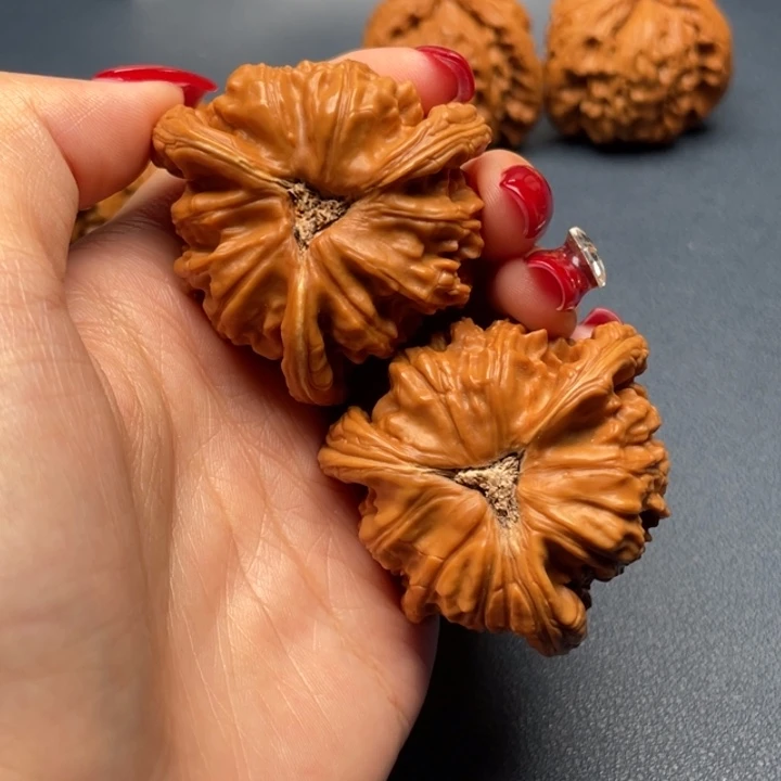 大***鑫文玩核桃吊坠白狮子