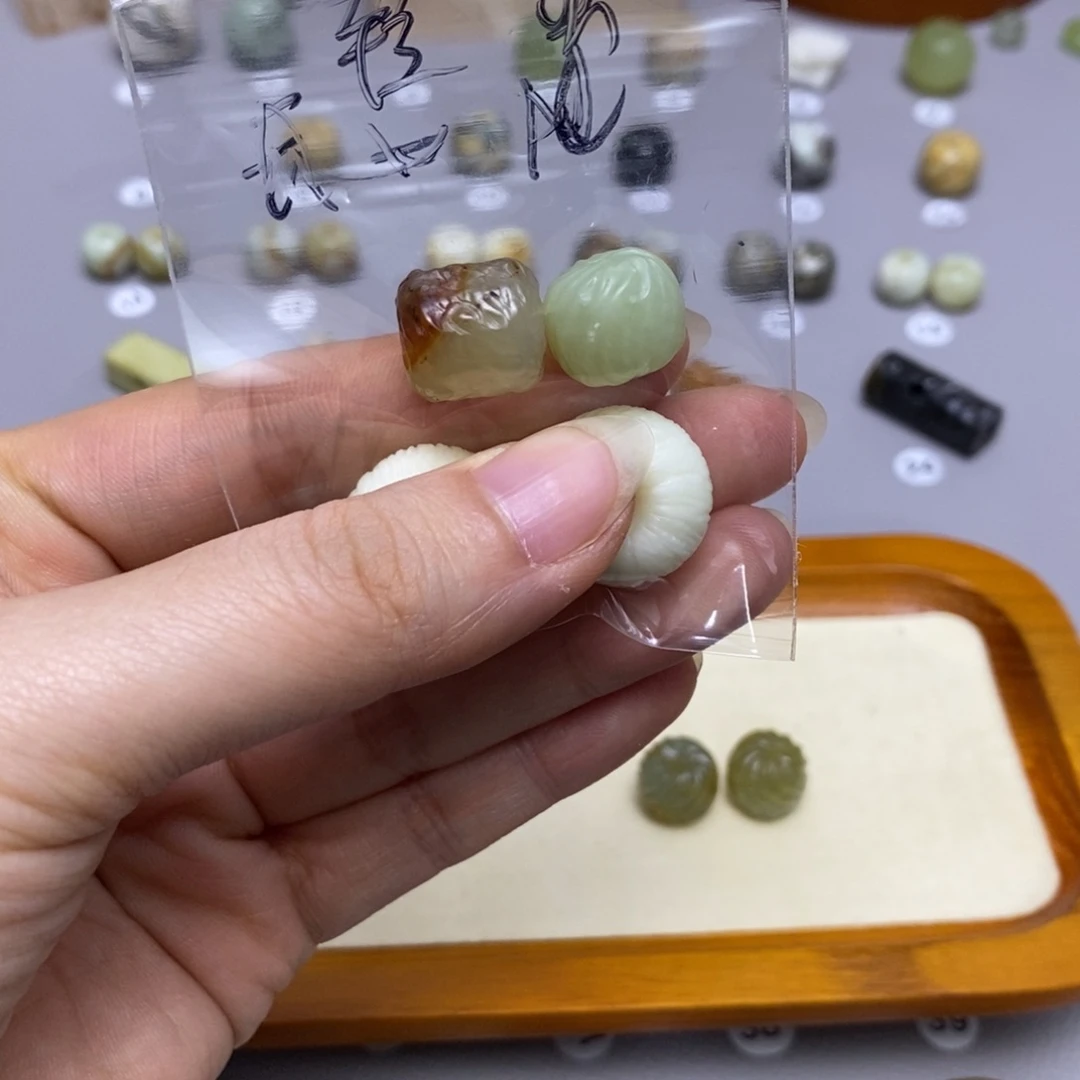 蛇纹石玉配饰合金轻**萤