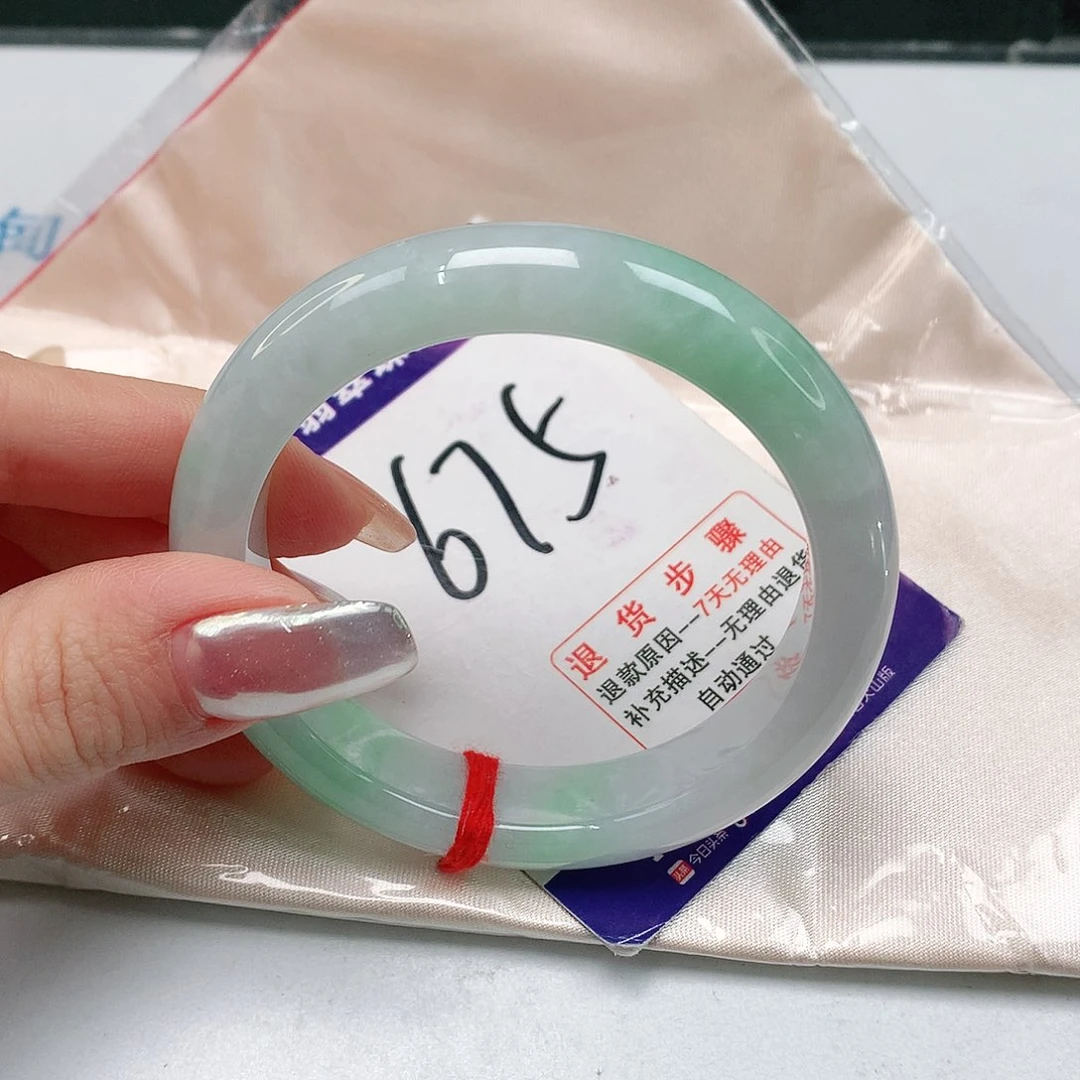 翡翠手镯未镶嵌翡翠手镯