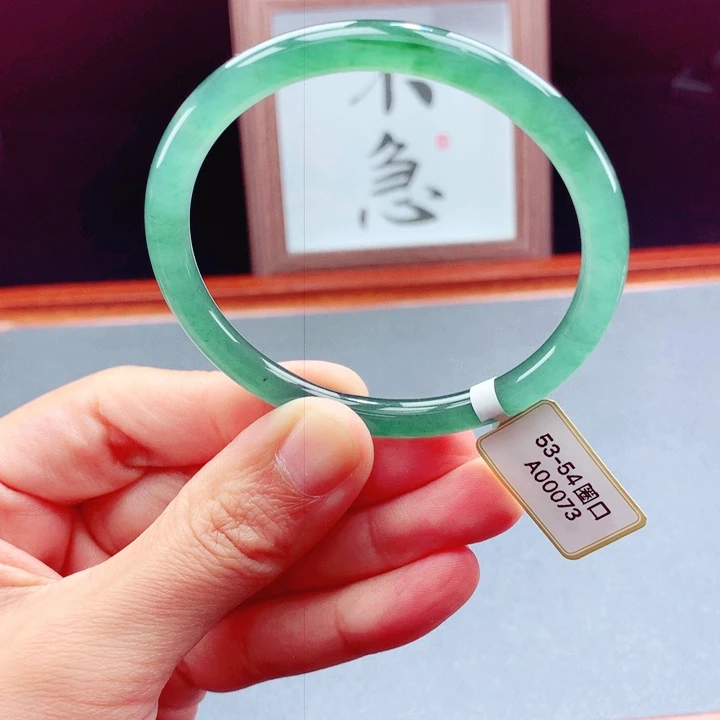 未镶嵌手镯翡翠圆镯