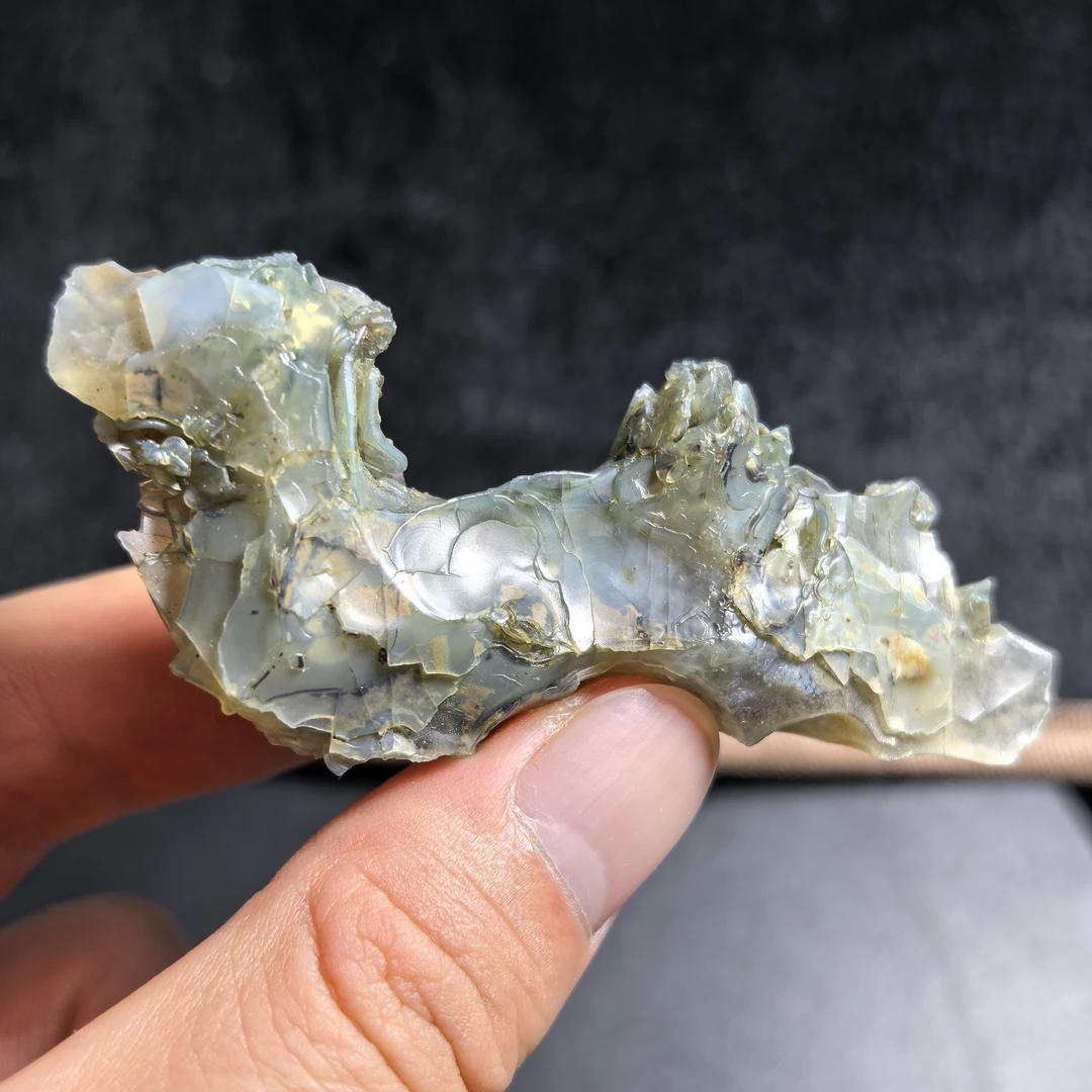 戈壁石头摆件把件，黑山筋脉，尺寸:7.7*3.4*1.6