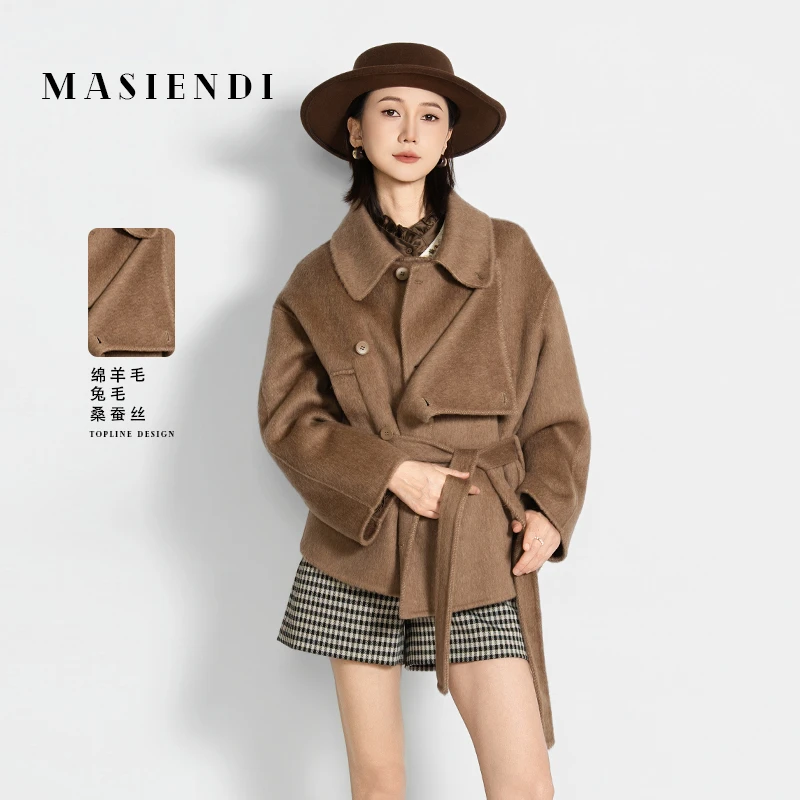 MASIENDI/玛丝恩迪秋冬翻领双排短款时尚设计感大衣430678