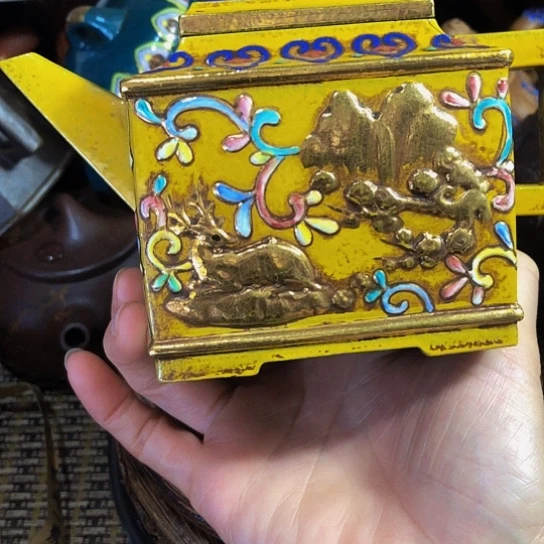 茶壶紫砂原矿泥料手工制作的一把紫砂壶。