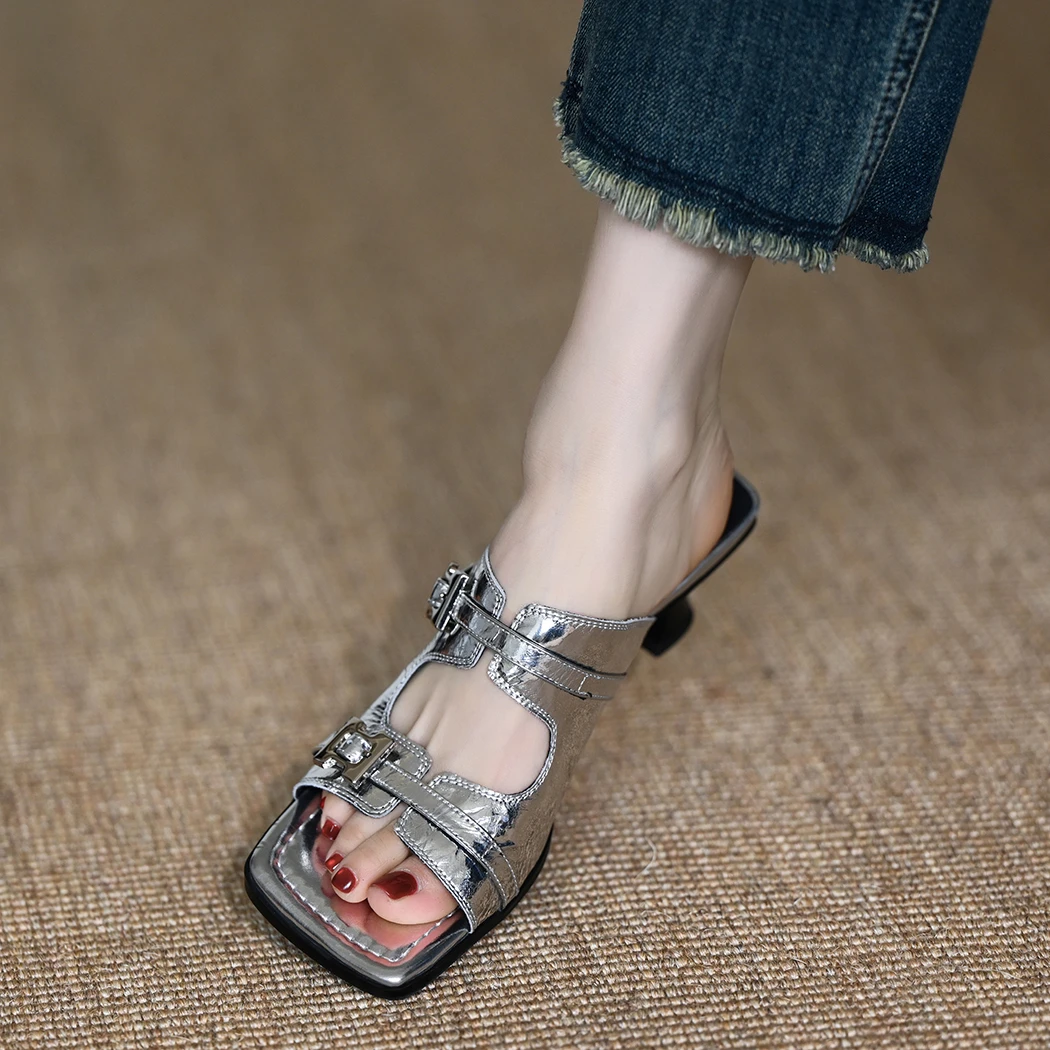 银色一字拖女2025新款软羊皮粗跟外穿露趾扣带高跟凉拖鞋
