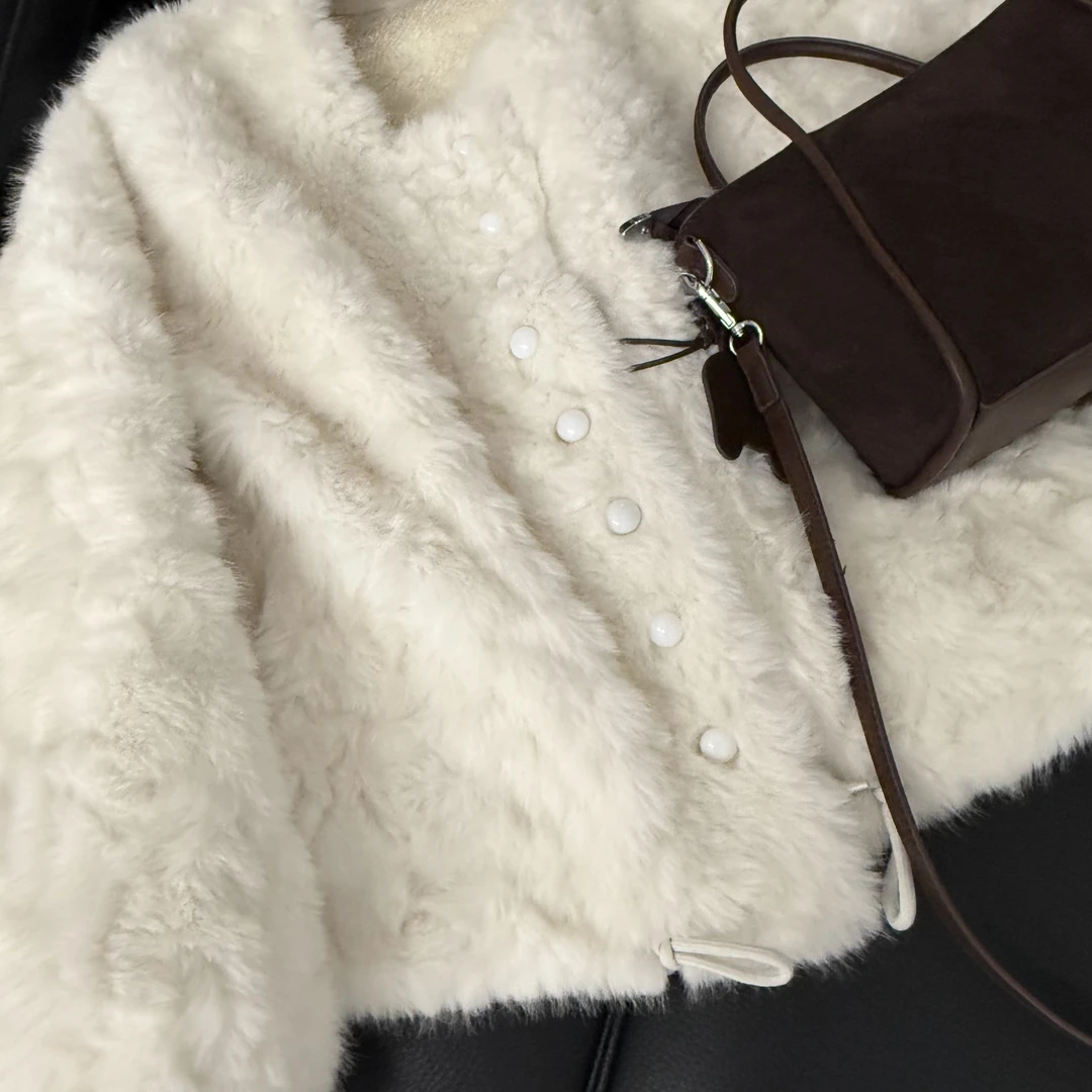 BINGQING女装  冬款 温柔气质纽扣毛毛外套~