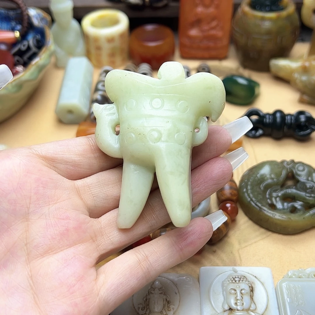 蛇纹石玉未镶嵌颈饰