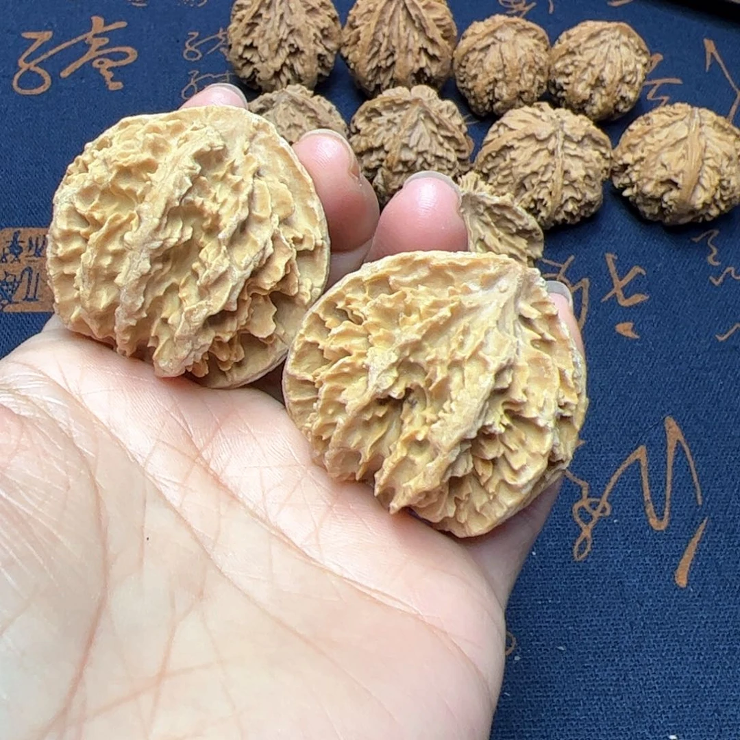 文玩核桃把件秦岭野生植物核桃 菊花