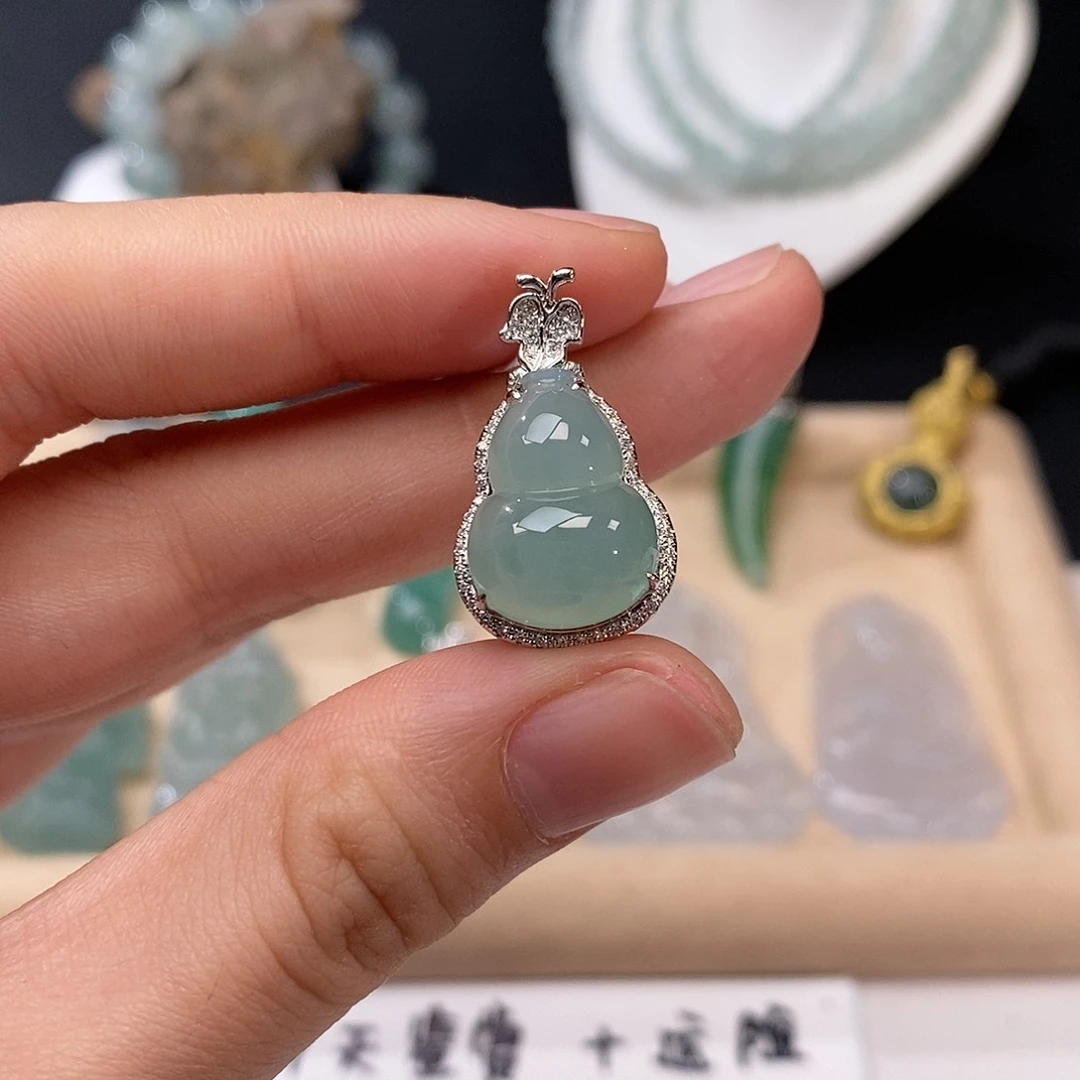 翡翠颈饰18K金镶嵌吊坠