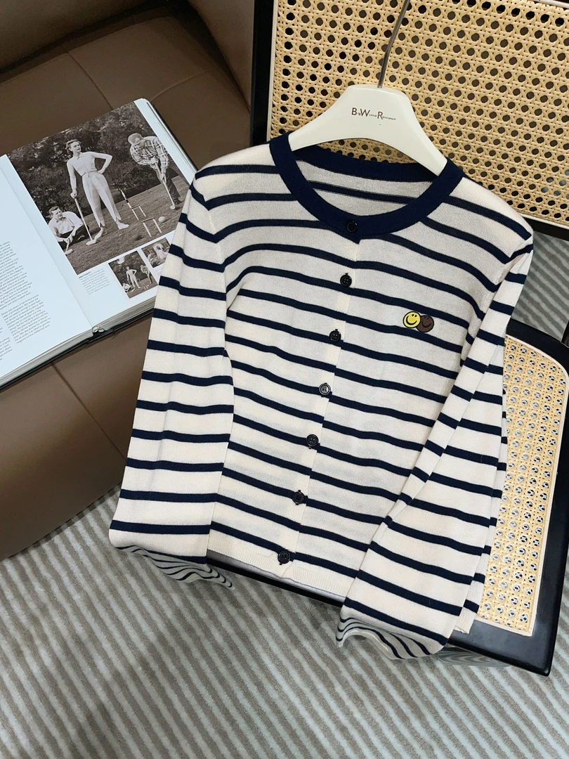 BIG WHITE REMADE"微笑韵美“休闲显瘦显脸小潮流气质打底衫D4L114