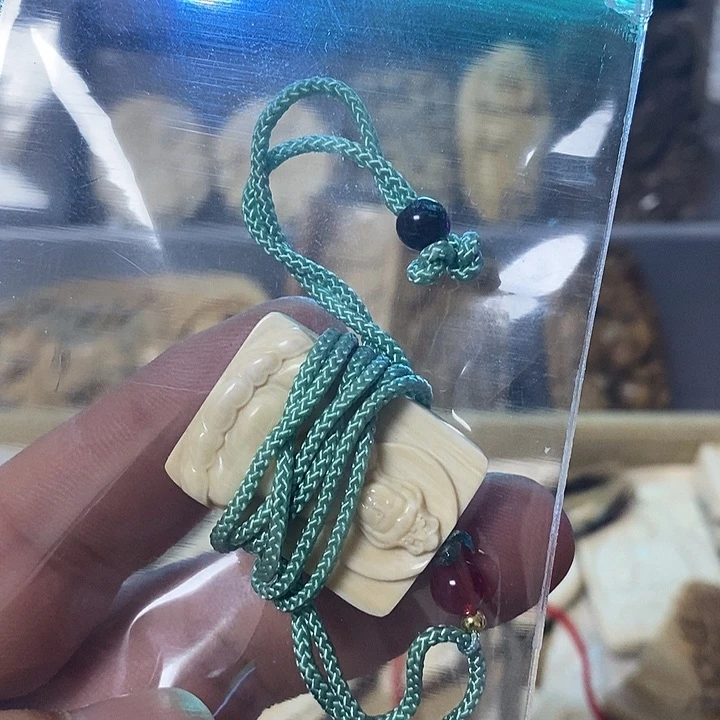 老***亚天然猛犸牙雕刻品