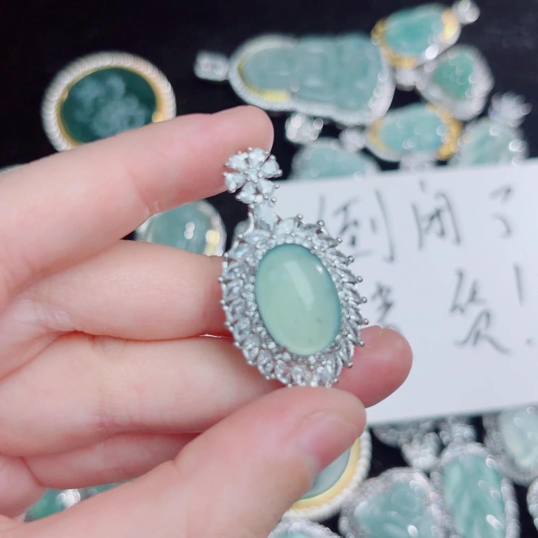 翡翠颈饰未镶嵌蛋面