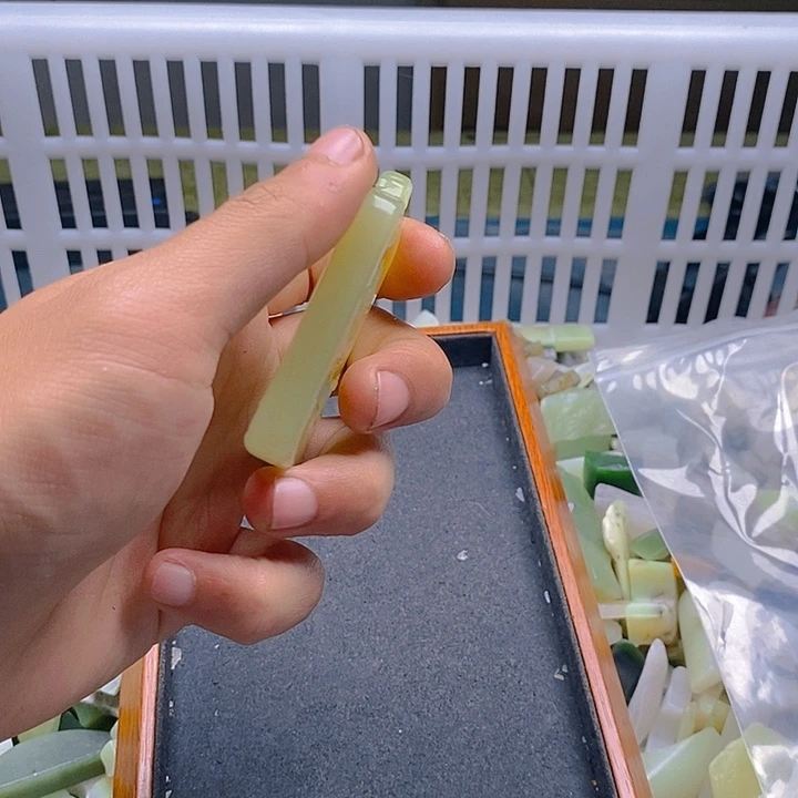 透闪石质玉未镶嵌颈饰?***活