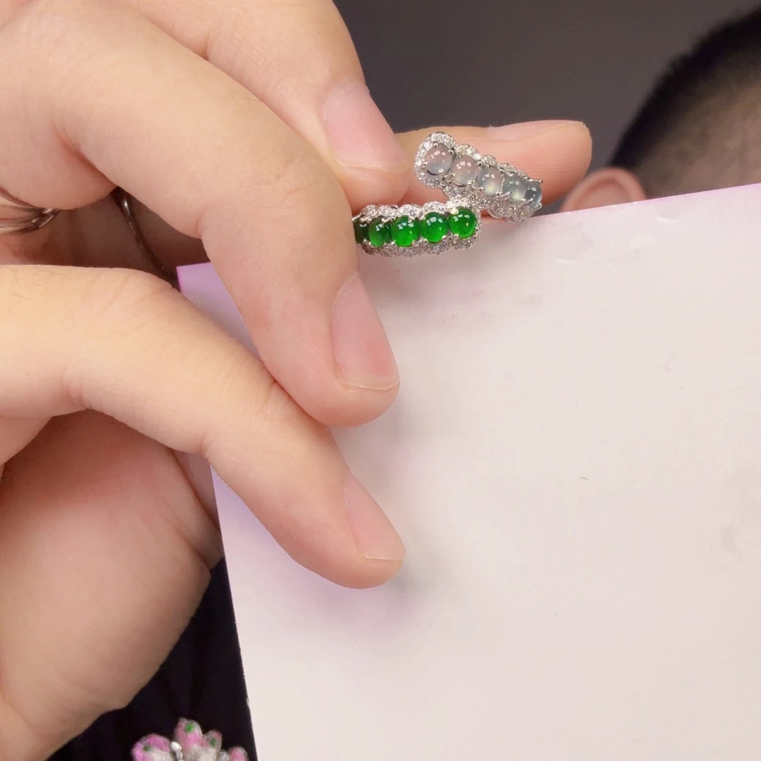 翡翠未镶嵌颈饰一件