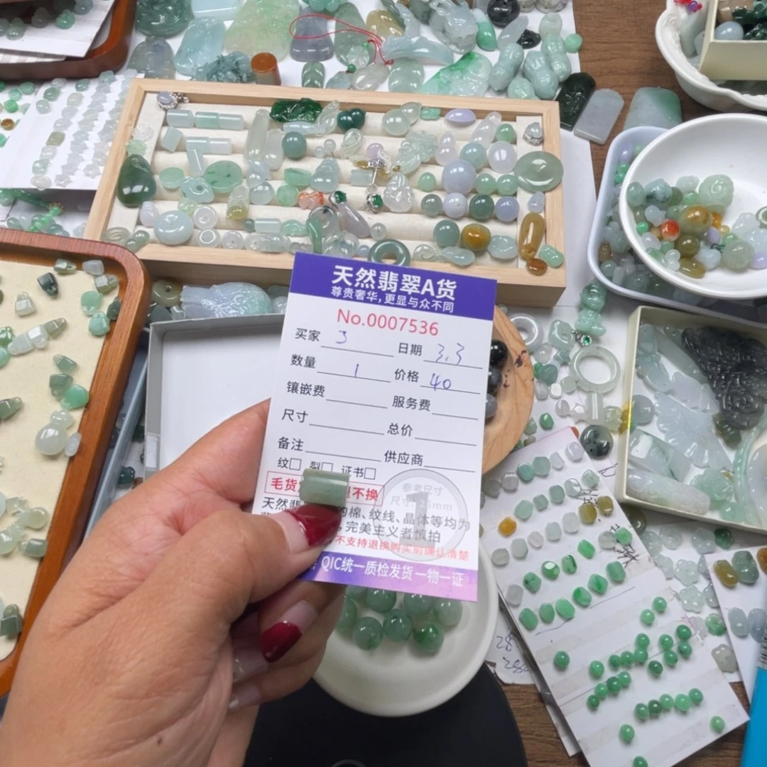 翡翠颈饰未镶嵌懒**猫