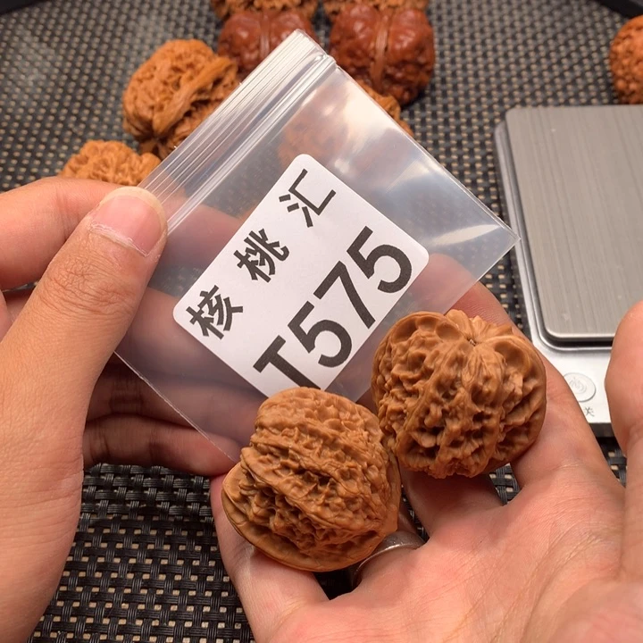 文玩核桃吊坠野牛