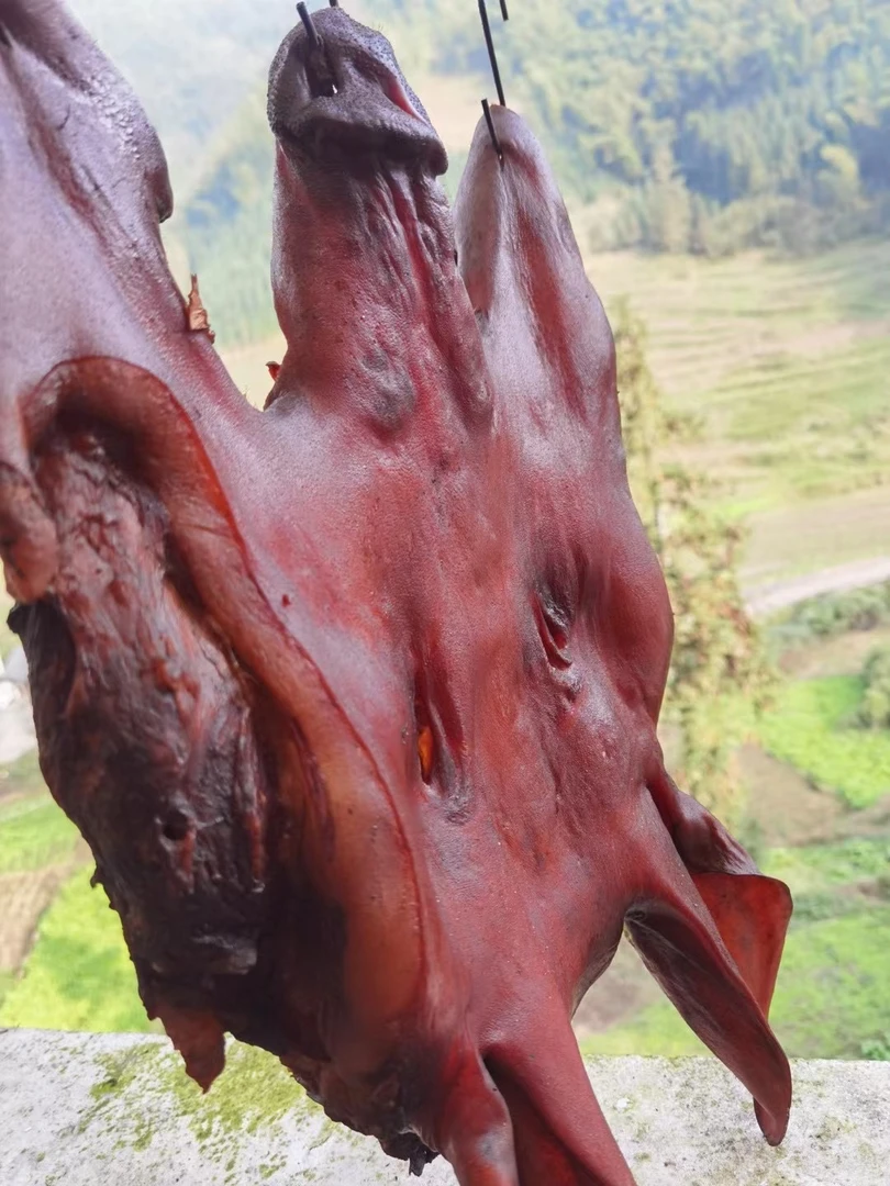 四川特产农家烟熏腊猪头肉新鲜传统熏烤川味休闲下酒美味