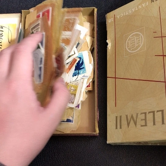 外国剪片邮票2盒带走