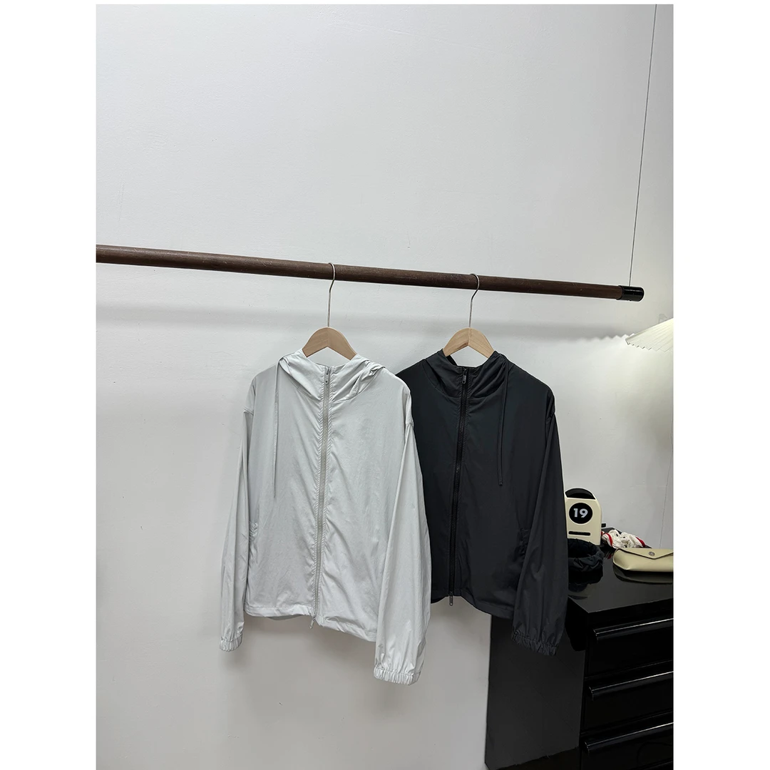 进来看下功能性  基本款式能穿很久 连帽长袖薄款拉链外套夏季