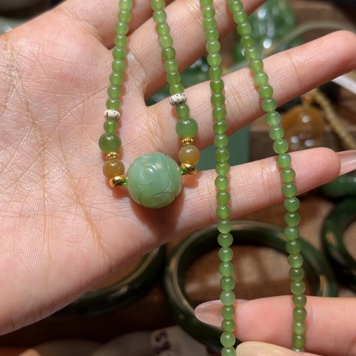 颈饰未镶嵌和田玉（碧玉）