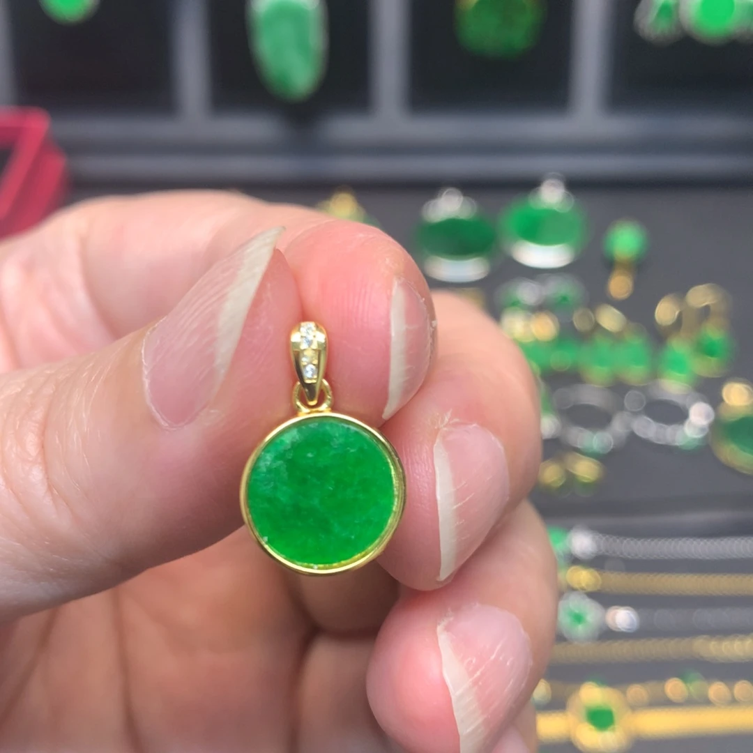 翡翠未镶嵌颈饰有纹裂