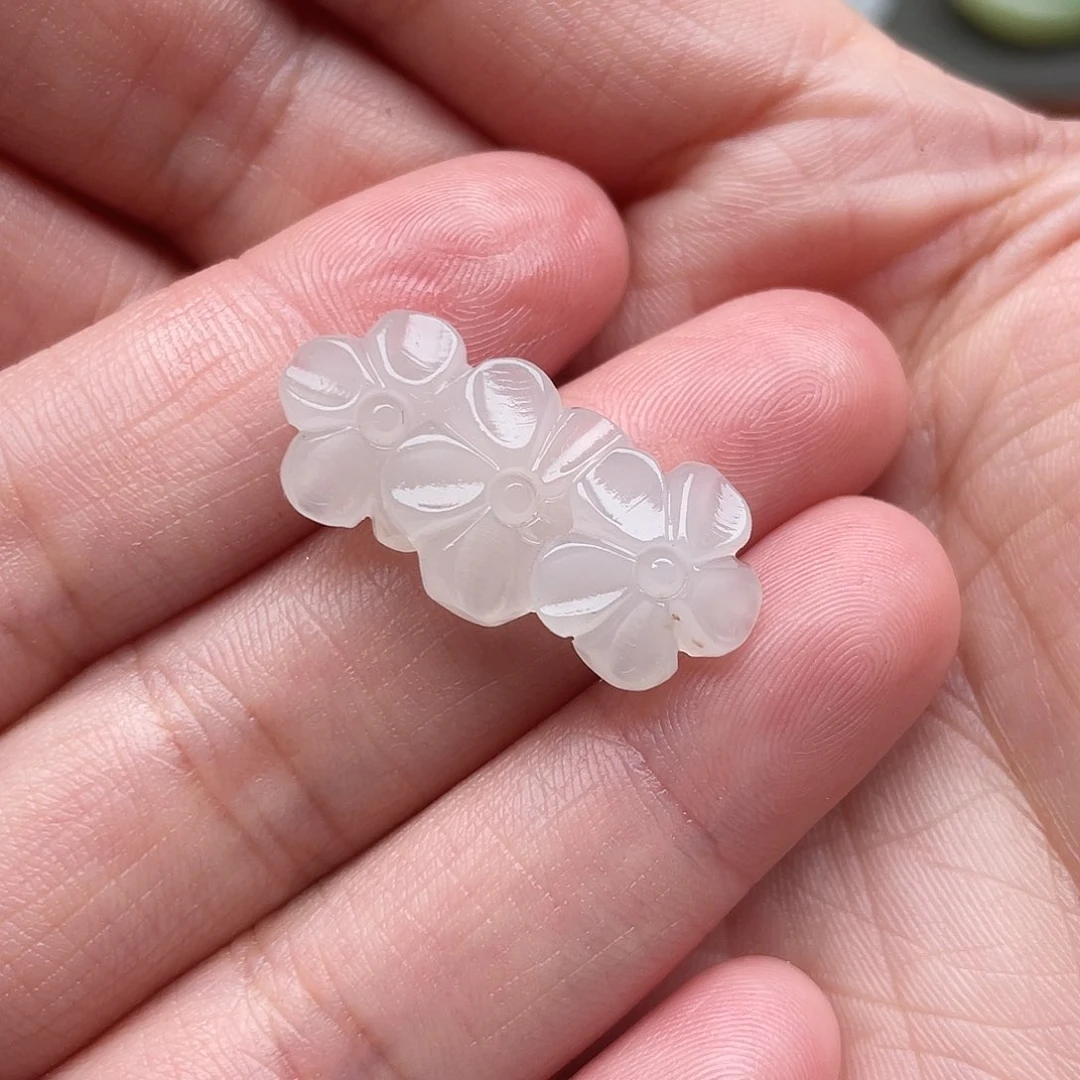 和田玉未镶嵌颈饰女*三朵小花手牌