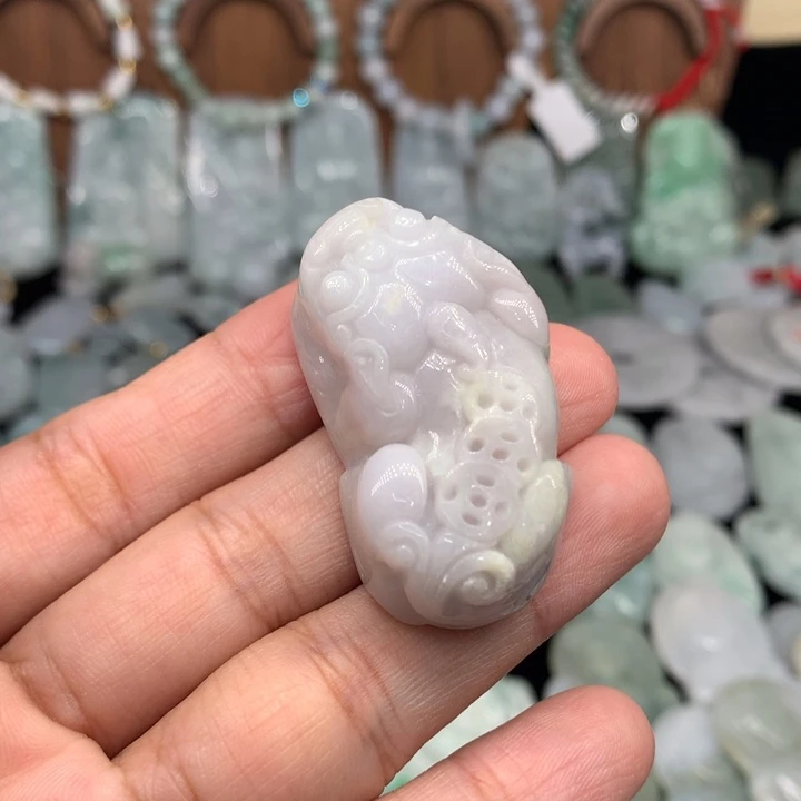 翡翠未镶嵌颈饰微瑕