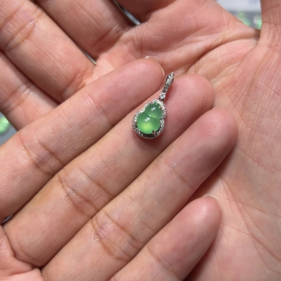 颈饰18K金镶嵌翡翠
