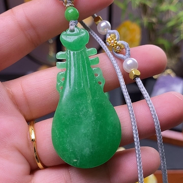 翡翠未镶嵌吊坠(赠链)