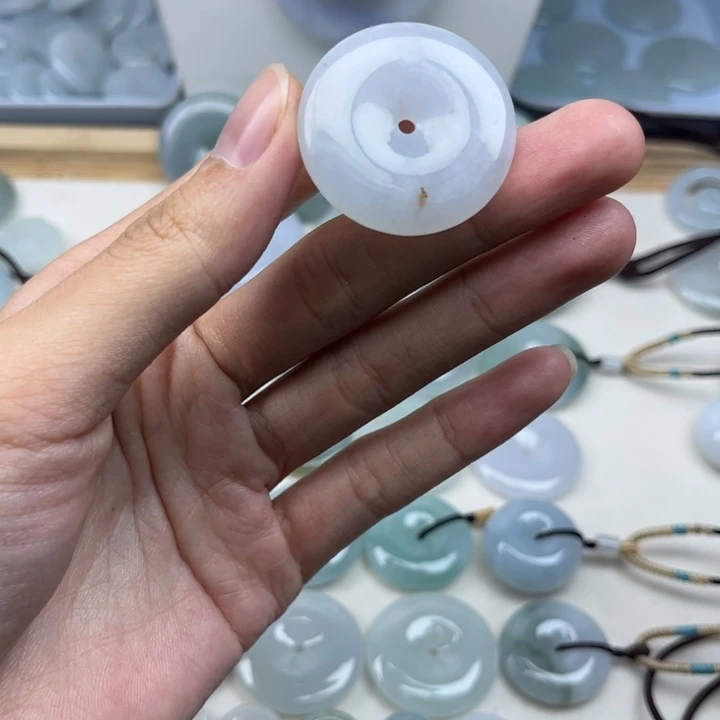 何***生颈饰未镶嵌翡翠天然翡翠Ａ货
