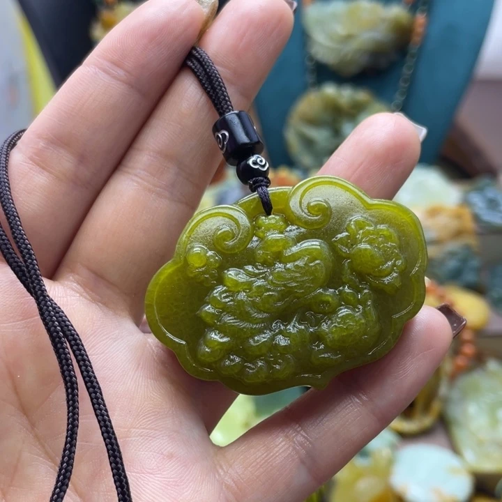 蛇纹石玉未镶嵌颈饰