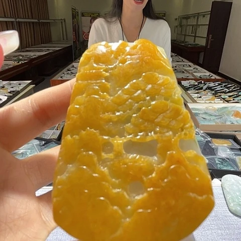 翡翠未镶嵌颈饰一个