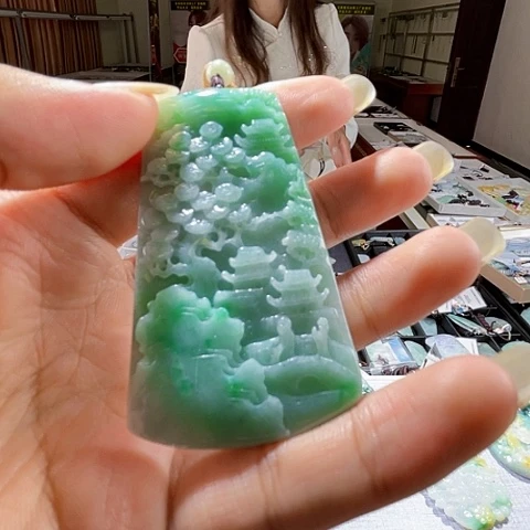 翡翠未镶嵌颈饰一个