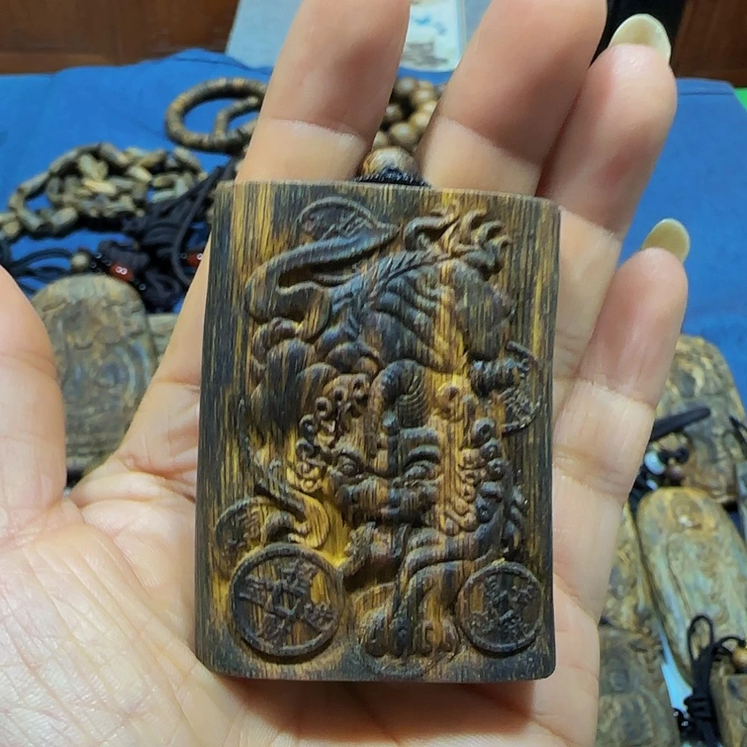 沉香沉香碎屑海南白奇乌身老料貔貅带绳18.5克