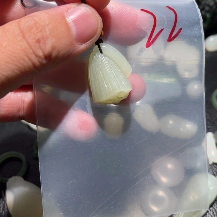 透闪石质玉未镶嵌颈饰