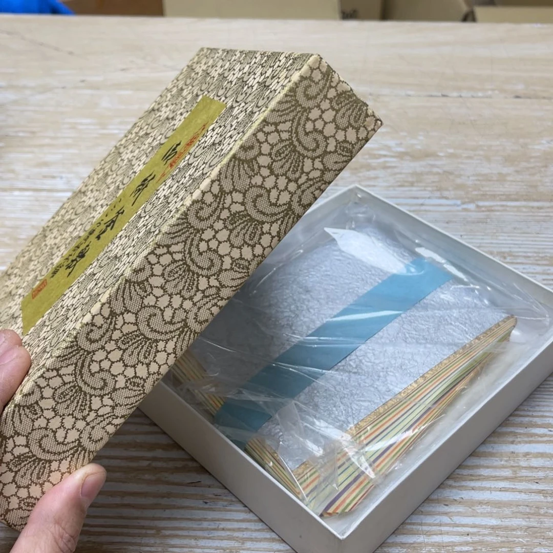 瓷片小***七密密麻麻地排列着一个