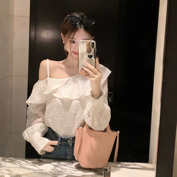 韩版法式荷叶边小衫设计感小众气质一字肩上衣女白色显瘦露肩衬衫