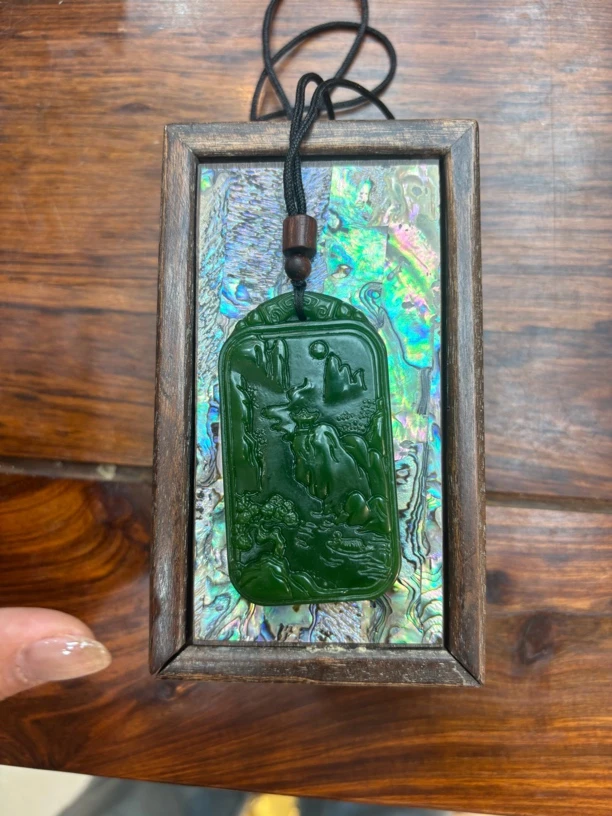 和田玉菠菜绿雕刻吊坠带机关盒