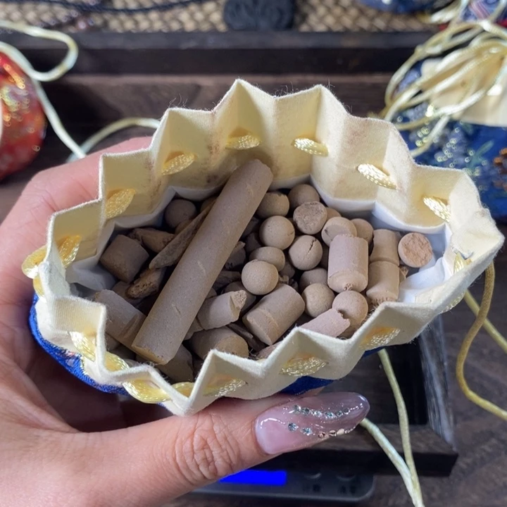 泥塑白龙涎碎料香包约50克