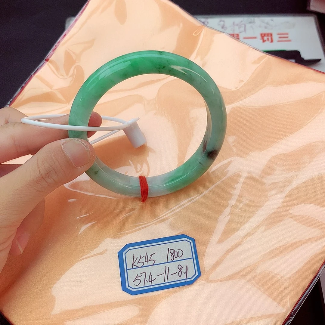 翡翠手镯未镶嵌翡翠